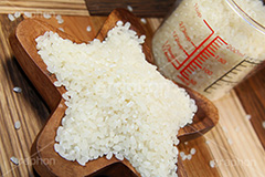 星の皿に米,米,コメ,こめ,ライス,rice,日本,日本食,和食,和,主食,炭水化物,計量,量,白米,cooking,kitchen,キッチン,クッキング,調理,料理,グルメ,白飯,ご飯,japan,カップ,計量カップ,食材