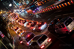 工事中で渋滞する夜道,工事,渋滞,道路,道,夜景,夜,コーン,交通,車,car,construction