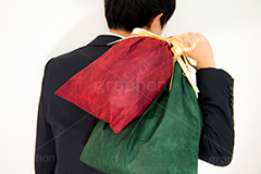 子供のためにプレゼントを買って帰る男,サラリーマン,リーマン,ビジネス,仕事,オフィス,business,work,office,suit,model,hand,image,スーツ,背広,男性,モデル,男,青年,手,イメージ,職場,人物,背中,Christmas,present,クリスマス,プレゼント,贈り物,こども,子供,サンタ,サンタクロース,行事,お土産,おみやげ