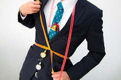 テンション上がって自分に飾りつけ始める男,サラリーマン,リーマン,ビジネス,仕事,オフィス,business,work,office,suit,model,hand,image,スーツ,ネクタイ,背広,男性,モデル,男,青年,手,イメージ,職場,人物,Christmas,present,ribon,クリスマス,プレゼント,贈り物,ラッピング,リボン,自力,自作,テンション,悪乗り,行事,謎