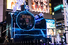 SL広場のイルミネーション,SL広場,新橋,港区,新橋駅,駅前,サラリーマン,レトロ,広場,鉄道,機関車,イルミネーション,イルミ,電飾,電球,発光ダイオード,冬,キラキラ,綺麗,きれい,キレイ,煌,輝,デート,スポット,都内,飾り,イベント,行事,LED,tree,SL,illumination,blue