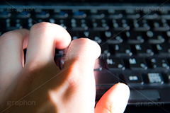 キーボードを打つ手,手,仕事,オフィス,ビジネス,キーボード,office,business,keyboard,押す,パソコン,personal computer,PC,computer,コンピューター,キー,入力,digital,gadget,hand,怪しい,犯罪,闇,ネカフェ