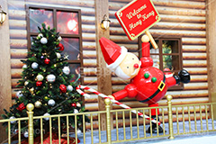 香港国際空港のクリスマスオーナメント,クリスマス,オーナメント,ornament,Christmas,Santa,サンタ,サンタクロース,香港国際空港,香港,ホンコン,HongKong,空港,航空,航空路,飛行機,旅客機,到着,出発,発着,エアライン,航空会社,ターミナル,国内線,国際線,路線,アジア,亜細亜,ツリー,クリスマスツリー,旅行,旅,travel