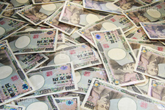 散らばった万札,お札,札,散,計算,お金,かね,円,日本円,マネー,金銭,日本のお金,お金がない,財産,返済,貯金,借金,両替,キャッシュ,現金,1万円,一万円,money,yen,経理,事務,経済,豪遊,富豪,金持ち
