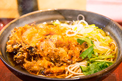 かき揚げそば,かき揚げ蕎麦,かき揚げ,かきあげ,天ぷら,揚げ物,ソバ,蕎麦,そば,だし,出汁,ダシ,蕎麦粉,日本料理,日本食,和食,つゆ,蕎麦汁,茹,ねぎ,ネギ,麺料理,麺類,湯気,japan