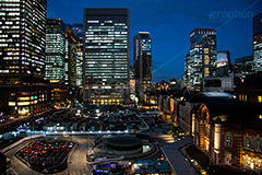 東京駅丸の内駅舎の夜景,東京,東京駅,内駅舎,赤レンガ,丸の内,重要文化財,豪壮華麗,洋式建築,中央駅,国指定重要文化財,Tokyo Station City,夜,ライトアップ,レトロ,レンガ造り,復元,tokyo,夜景,ビル群,ビル,building,オフィス街,ビジネス街,旅行,旅,travel