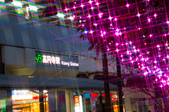 高円寺イルミネーション,イルミネーション,イルミ,illumination,pink,電飾,電球,発光ダイオード,LED,冬,キラキラ,綺麗,きれい,キレイ,煌,輝,都内,クリスマス,高円寺,杉並区,駅前,南口広場,広場,ピンク,クロスフィルタ