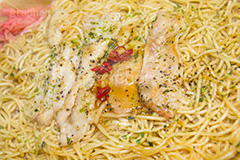 カルビ塩焼きそば,塩,カルビ,肉,ヤキソバ,やきそば,焼きそば,紅ショウガ,しょうが,豚肉,炒め,麺類,国民食,ソース,出店,屋台,祭り,まつり,香ばしい,和食,日本食,日本料理,ソウルフード,粉もん,japan
