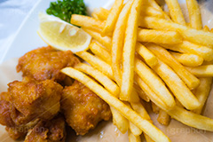 ポテトと唐揚げ,ポテト,フライドポテト,ポテトフライ,フライ,いも,じゃがいも,ジャガイモ,揚げ,ファーストフード,ファストフード,炭水化物,洋食,油,potato,lemon,parsley,芋,唐揚げ,からあげ,から揚げ,揚げ物,ジャンキー,カロリー,鶏,レモン,パセリ,ジャンクフード