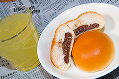 チョコクリームパン,パン,ぱん,チョコパン,チョコ,チョコレート,チョコレート,クリーム,chocolate,bread,breakfast,juice,ブレックファースト,ミニ,プチ,朝食,おやつ,菓子パン,オレンジジュース,ジュース