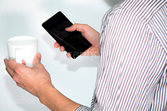 スマホ片手に休憩する男性,スマホ,片手,スマートフォン,デジタル,コーヒーブレイク,コーヒー,珈琲,休憩,休み,カップ,飲み物,ドリンク,休息,drink,cup,coffee,hand,image,smartphone,phone,digital,model,男性,モデル,男,青年,手,イメージ,人物,癒し,ストライプ,シャツ,お茶,ティー,tea