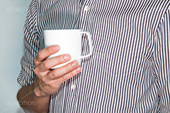 コーヒーブレイク,コーヒー,珈琲,休憩,休み,カップ,飲み物,ドリンク,休息,drink,cup,coffee,hand,image,model,男性,モデル,男,青年,手,イメージ,人物,癒し,ストライプ,シャツ,お茶,ティー,tea