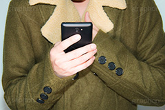 寒さに耐えながらスマホをいじる男性,寒さ,耐える,冬,寒気,スマホ,スマートフォン,デジタル,連絡,いじる,操作,指,タップ,フリック,男性,モデル,男,青年,手,イメージ,人物,上着,コート,クレーム,クレーマー,苦情,tap,finger,hand,image,smartphone,phone,digital,model,coat