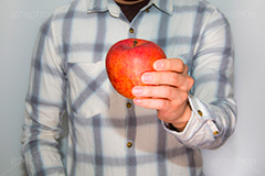 リンゴを持つ男,りんご,リンゴ,林檎,フルーツ,果実,果物,実,持つ,fruit,hand,image,model,男性,モデル,男,青年,手,イメージ,人物,ネルシャツ,チェック,シャツ,謎