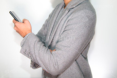 スマホを操作する男性,スマホ,スマートフォン,デジタル,連絡,いじる,操作,指,タップ,フリック,tap,finger,hand,image,smartphone,phone,digital,model,男性,モデル,男,青年,手,イメージ,人物,ジャケット