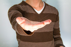 オレの手を掴め,掴む,差し伸べる,助け,ヘルプ,ちょうだい,頂戴,help,communication,hand,image,model,男性,モデル,男,青年,手,イメージ,人物,出す,手のひら,コミュニケーション,ボーダー,セーター