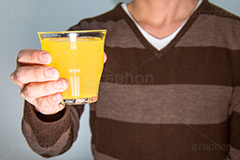 オレンジジュースで乾杯！,乾杯,打ち上げ,打上げ,かんぱい,パーティー,手,コップ,グラス,ジュース,飲み物,ドリンク,飲む,drink,juice,party,model,model,hand,image,communication,イメージ,人物,モデル,男性,男,青年,出す,コミュニケーション,会,ボーダー,セーター