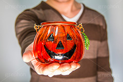 ジャックオーランタンを持つ男性,ジャックオーランタン,ハロウィン,ランタン,パンプキン,南瓜,カボチャ,かぼちゃ,手,pumpkin,lantern,halloween,model,model,hand,image,イメージ,人物,モデル,男性,男,青年,持つ,ボーダー,セーター