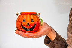 ジャックオーランタンを持つ男性,ジャックオーランタン,ハロウィン,ランタン,パンプキン,南瓜,カボチャ,かぼちゃ,手,pumpkin,lantern,halloween,model,model,hand,image,イメージ,人物,モデル,男性,男,青年,持つ,ボーダー,セーター