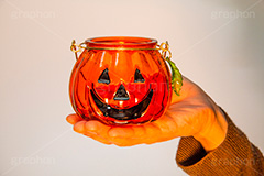 ジャックオーランタンを持つ男性,ジャックオーランタン,ハロウィン,ランタン,パンプキン,南瓜,カボチャ,かぼちゃ,手,pumpkin,lantern,halloween,model,model,hand,image,イメージ,人物,モデル,男性,男,青年,持つ,ボーダー,セーター