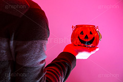 ジャックオーランタンを持つ怪しい男,ジャックオーランタン,ハロウィン,ランタン,パンプキン,南瓜,カボチャ,かぼちゃ,手,pumpkin,lantern,halloween,model,model,hand,image,イメージ,人物,モデル,男性,男,青年,持つ,ボーダー,セーター