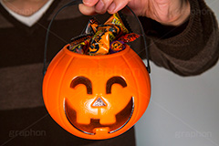 今年はこれだけか‥,ジャックオーランタン,ハロウィン,ランタン,パンプキン,南瓜,カボチャ,かぼちゃ,手,pumpkin,lantern,halloween,model,model,hand,image,イメージ,人物,モデル,男性,男,青年,持つ,ボーダー,セーター