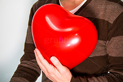ハートのバルーンを持つ男性,バレンタイン,告白,恋,愛,恋愛,心,気持ち,想い,ハート,バルーン,風船,持つ,手,ラブ,らぶ,イメージ,人物,モデル,男性,男,青年,膨らむ,コミュニケーション,ボーダー,セーター,どきどき,ドキドキ,緊張,ウェディング,プロポーズ,ホワイトデー,感謝,パートナー,partner,whiteday,valentine,LOVE,balloon,heart,model,model,hand,image,communication,propose,wedding