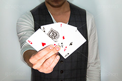 揃った4枚のエースをドヤ顔で見せ付ける,ドヤ顔,4枚のエース,エース,揃う,フォーカード,手品師,手品,トランプ,手,マジック,カード,運命,示す,見せる,持つ,選択,選ぶ,ネタ,手札,札,駆け引き,騙す,詐欺,card,magic,model,model,hand,image,communication,イメージ,人物,モデル,男性,男,青年,シャツ,ベスト,チャラい,コミュニケーション