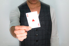 貴方の選んだカードはこれですねっ！,ハートのエース,ハート,エース,恋,愛,LOVE,手品師,手品,トランプ,手,マジック,カード,運命,示す,見せる,持つ,選択,選ぶ,ネタ,手札,札,駆け引き,騙す,詐欺,heart,card,magic,model,model,hand,image,communication,イメージ,人物,モデル,男性,男,青年,シャツ,ベスト,チャラい,コミュニケーション