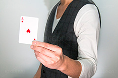 ハートのエースを持つ手品師,ハート,エース,恋,愛,LOVE,手品師,手品,トランプ,手,マジック,カード,運命,示す,見せる,持つ,選択,選ぶ,ネタ,手札,札,駆け引き,騙す,詐欺,heart,card,magic,model,model,hand,image,communication,イメージ,人物,モデル,男性,男,青年,シャツ,ベスト,チャラい,コミュニケーション,ホワイトデー,whiteday,逆,逆さま
