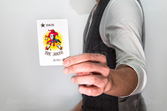 オチの決めポーズ,オチ,決めポーズ,ポーズ,ジョーカー,ばば,ババ,手品師,手品,トランプ,手,マジック,カード,運命,示す,見せる,持つ,選択,選ぶ,ネタ,手札,札,駆け引き,騙す,詐欺,joker,pose,card,magic,model,model,hand,image,communication,イメージ,人物,モデル,男性,男,青年,シャツ,ベスト,チャラい,コミュニケーション,かっこつける