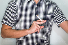 煙草を吸いながら何かをする男性,タバコ,たばこ,煙草,喫煙,一服,ながら,model,hand,image,男性,モデル,男,青年,イメージ,人物,シャツ,チェック