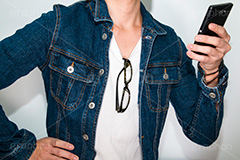 腰に手を当ててスマホを操作する男性,腰,当てる,スマホ,スマートフォン,デジタル,連絡,いじる,操作,指,タップ,フリック,tap,finger,hand,image,smartphone,phone,digital,model,男性,モデル,男,青年,手,イメージ,人物,かっこつける,jacket,denim,ジャケット,デニム,ジージャン