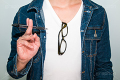 暇でペン回しをする男,ひま,ヒマ,暇,ペン,pen,model,hand,image,男性,モデル,男,青年,イメージ,人物,回す,jacket,denim,ジャケット,デニム,ジージャン