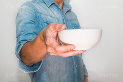 おかわり,ごはん,ご飯,茶碗,器,食事,hand,image,model,男性,モデル,男,青年,手,イメージ,人物,渡す,denim,ウォッシュ,デニム,シャツ