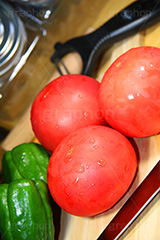 新鮮なトマト,トマト,とまと,真っ赤,野菜,リコピン,美容,甘酸っぱい,サラダ,さらだ,salad,つや,ツヤ,水滴,tomato,lycopene,cooking,kitchen,ピーマン,キッチン,台所,クッキング,まな板,フレッシュ,fresh