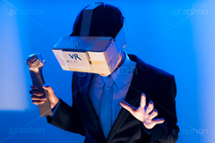 何も見えないVRで驚く男性,サラリーマン,リーマン,ビジネス,仕事,business,work,suit,model,image,スーツ,背広,男性,モデル,男,青年,イメージ,人物,VR,自作,仮想現実,妄想,ダンボール,バカ,人工現実感,バーチャルリアリティー,バーチャル,デジタル,コンピューター,computer,IT,digital,game,cyber,SF,art,技術,体験,体感,ゲーム,サイバー,現実,未来,空間,コントローラ,controller,ネクタイ,段ボール,リサイクル,recycle,手作り,工作,アート,おもしろ,面白い,craft,紙,クラフト,ペーパークラフト,謎