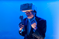 何も見えないVRで驚く男性,サラリーマン,リーマン,ビジネス,仕事,business,work,suit,model,image,スーツ,背広,男性,モデル,男,青年,イメージ,人物,VR,自作,仮想現実,妄想,ダンボール,バカ,人工現実感,バーチャルリアリティー,バーチャル,デジタル,コンピューター,computer,IT,digital,game,cyber,SF,art,技術,体験,体感,ゲーム,サイバー,現実,未来,空間,コントローラ,controller,ネクタイ,段ボール,リサイクル,recycle,手作り,工作,アート,おもしろ,面白い,craft,紙,クラフト,ペーパークラフト,謎
