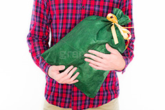 クリスマスプレゼント,クリスマス,プレゼント,贈り物,記念日,アニバーサリー,Christmas,anniversary,hand,image,model,present,ribon,男性,モデル,男,青年,手,イメージ,人物,若者,リボン,恋人,ネルシャツ,シャツ,チノパン,お土産,おみやげ