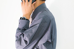 電話をするサラリーマン,電話,対応,応接,応対,取引,スマホ,スマートフォン,サラリーマン,リーマン,ビジネス,仕事,オフィス,スーツ,ネクタイ,男性,モデル,男,青年,ワイシャツ,手,イメージ,職場,営業,マナー,人物,連絡,クレーム,クレーマー,苦情,business,work,office,suit,model,hand,image,manner