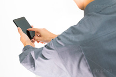 スマホ老眼,老眼,老視,近視,遠視,視力,スマホ,スマートフォン,デジタル,連絡,いじる,操作,指,タップ,フリック,tap,finger,hand,image,smartphone,phone,digital,model,男性,モデル,男,手,イメージ,人物,サラリーマン,リーマン,ビジネス,仕事,オフィス,business,work,office,suit,スーツ,ネクタイ,ワイシャツ,職場,営業,距離,乱視,老化,衰え