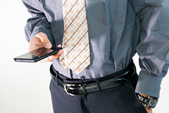 スマホを操作する男性,スマホ,スマートフォン,デジタル,連絡,いじる,操作,指,タップ,フリック,tap,finger,hand,image,smartphone,phone,digital,model,男性,モデル,男,手,イメージ,人物,サラリーマン,リーマン,ビジネス,仕事,オフィス,business,work,office,suit,スーツ,ネクタイ,ワイシャツ,職場,営業