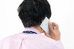 電話をするサラリーマン,電話,対応,応接,応対,取引,スマホ,スマートフォン,サラリーマン,リーマン,ビジネス,仕事,オフィス,スーツ,ネクタイ,男性,モデル,男,青年,ワイシャツ,手,イメージ,職場,営業,マナー,人物,連絡,クレーム,クレーマー,苦情,business,work,office,suit,model,hand,image,manner,phone