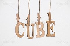 CUBE,木,木目,文字,台詞,キーワード,ワード,ウッド,wood,word,keyword,記事,情報,タイトル,イメージ,title,image,お洒落,おしゃれ,オシャレ,メッセージ,message,ボックス,キューブ,箱,四角,洗濯バサミ,洗濯ばさみ,クリップ,吊るす,麻ひも