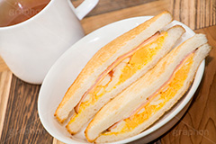 ホットサンド,サンド,サンドイッチ,サンドウィッチ,モーニング,ホット,hot,sandwich,set,morning,cheese,朝食,ハム,チーズ,ブレックファースト,breakfast,tea,パン,食パン,紅茶,ティー,湯気,カップ