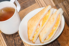 ホットサンド,サンド,サンドイッチ,サンドウィッチ,モーニング,ホット,hot,sandwich,set,morning,cheese,朝食,ハム,チーズ,ブレックファースト,breakfast,tea,パン,食パン,紅茶,ティー,湯気,カップ