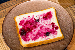 ブルーベリージャムのトースト,ブルーベリー,ジャム,パン,ぱん,トースト,食パン,toast,bread,breakfast,ブレックファースト,朝食,おやつ,菓子パン,炭水化物
