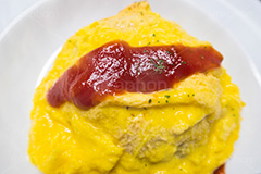 ふわとろオムライス,オムライス,おむらいす,卵,たまご,タマゴ,玉子,鶏,米飯料理,ライス,チキンライス,ケチャップ,オムレツ,焼く,とろとろ,トロトロ,ふわとろ,洋食,正統派,パセリ,湯気