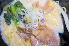 とんこつラーメン,豚骨ラーメン,ラーメン,らーめん,麺,麺類,中華麺,麺料理,国民食,日本拉麺,Ramen,Chinese noodles,豚骨,とんこつ,中華,こってり,コッテリ,クリーミー,ほうれんそう,ホウレンソウ,ほうれん草,ねぎ,ネギ,メンマ,めんま,チャーシュー,湯気,あったか,レンゲ,れんげ,グルメ