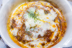 ミラノ風ドリア,ドリア,米,こめ,ごはん,ご飯,湯気,ゆげ,あったか,ほくほく,ホクホク,おこげ,ミートソース,チーズ,パセリ,ターメリック,こんがり,焦げ目,焼く,クリームソース,オーブン,アツアツ,あつあつ,熱々,洋食